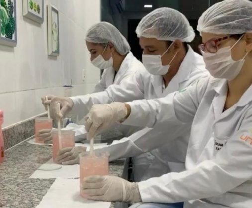 Coronavírus: estudantes de Farmácia produzem álcool gel e distribuem de graça
